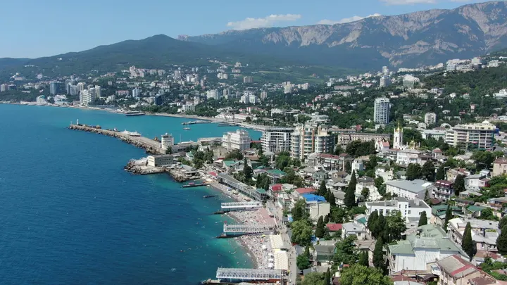 Крым: Ялта — панорама Массандровского пляжа с воздуха