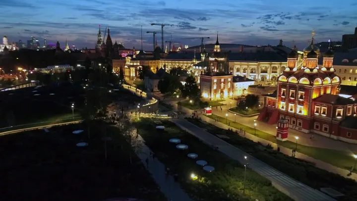 Москва: Стеклянная кора парка «Зарядье» в вечерней подсветке