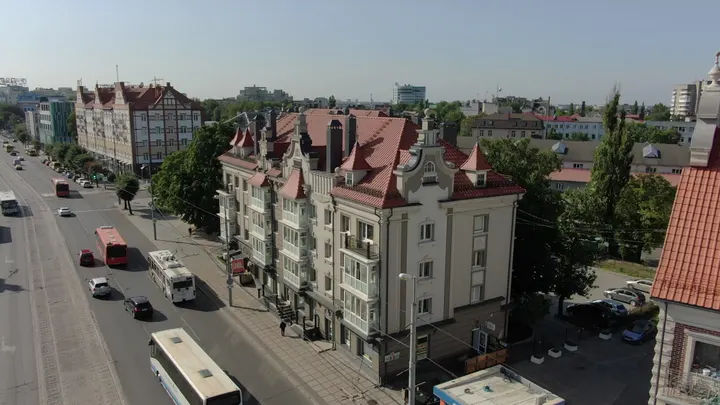 Калининград: фасад дома с красной крышей и городская улица