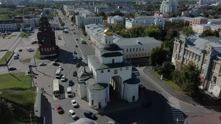 Золотые ворота во Владимире с высоты дрона