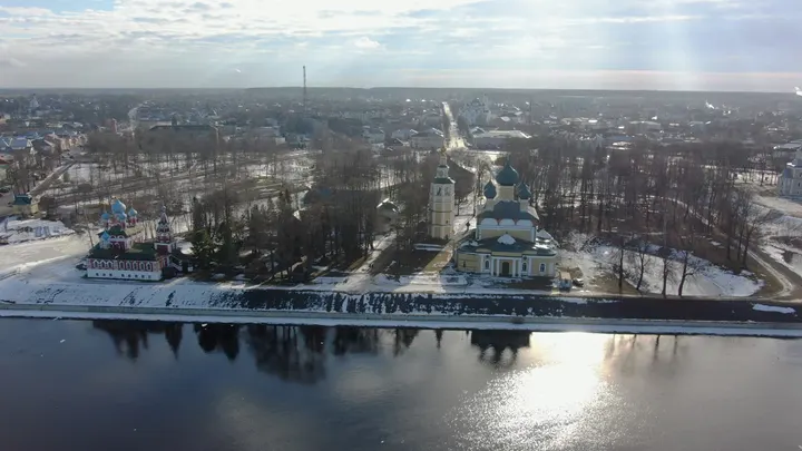 Угличский кремль на берегу Волги в зимней панораме