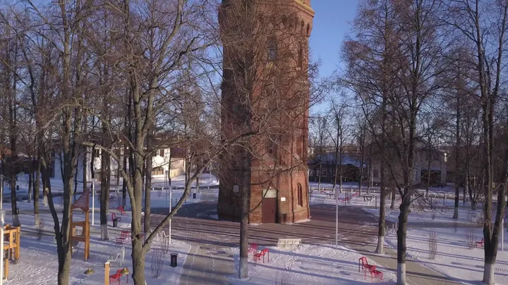Зарайск: водонапорная башня над заснеженным городом