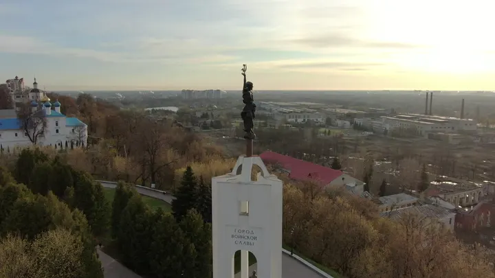 Брянск с воздуха: монумент и панорама города на закате