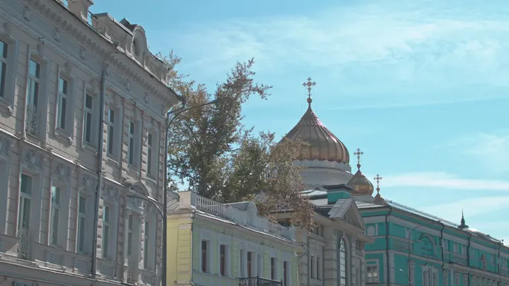 Москва: фасад православного храма с куполом