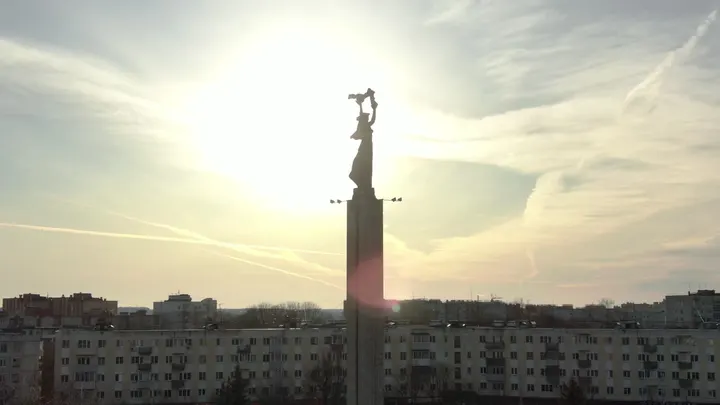Калуга: Монумент 600-летия Калуги в контровом свете