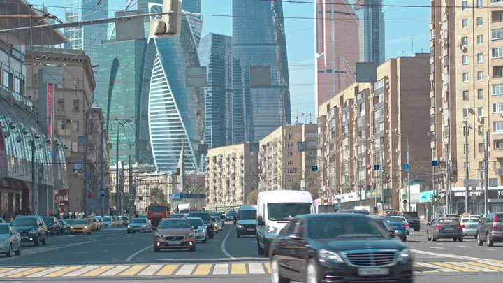 Москва: поток машин по проспекту на фоне небоскрёбов