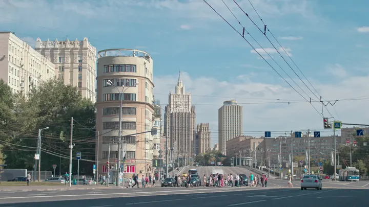 Москва, проспект с высотками и плотным потоком машин