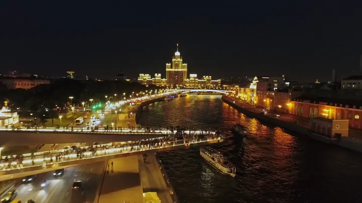 Москва: Парящий мост в парке «Зарядье»