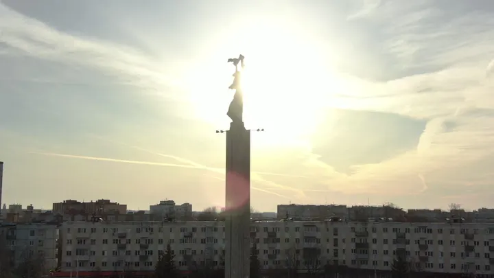Калуга: Монумент над панорамой Калуги в лучах заката