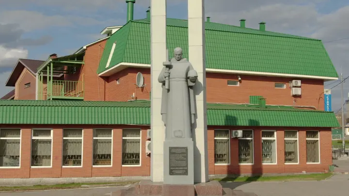 Городская скульптура у улицы в Волоколамске