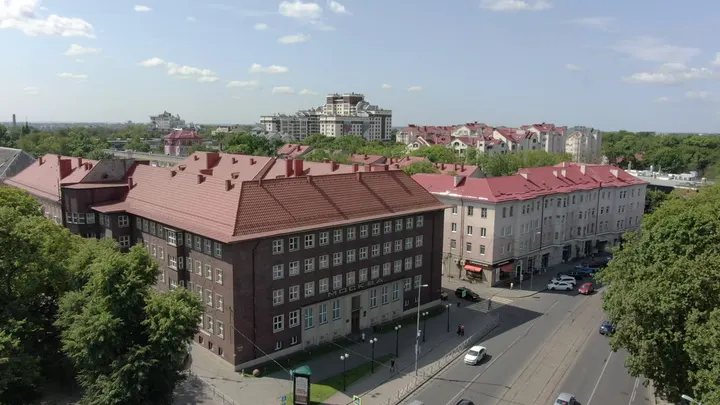 Калининград с высоты: панорама красных крыш и городской застройки