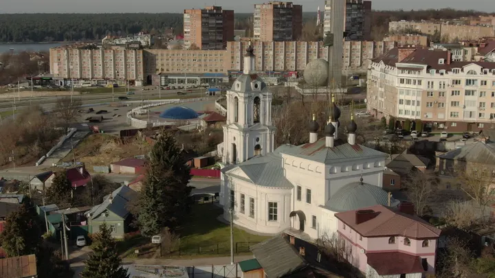 Калуга: Аэросъёмка православной церкви среди городской застройки Калуги