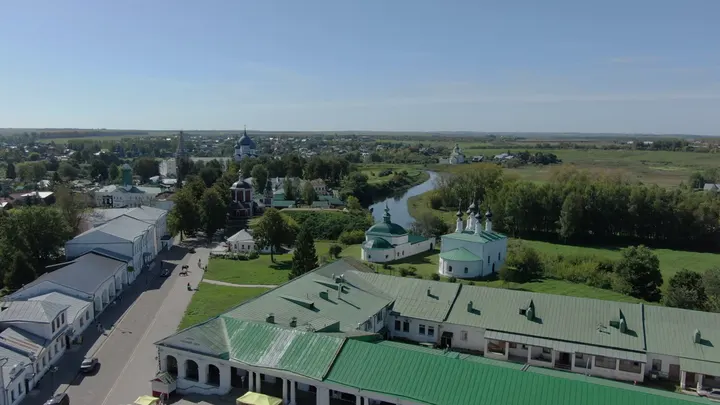 Суздаль с высоты: Торговые ряды и река Каменка