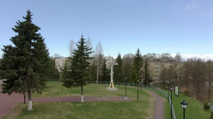 Православный крест над Волгой в городском парке Ржева