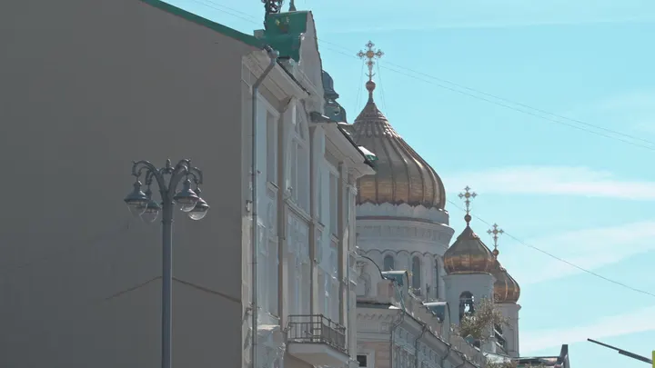 Москва: Храм Христа Спасителя между городскими зданиями