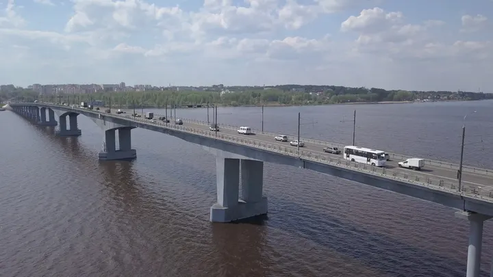 Кострома — воздушный вид на мост через Волгу