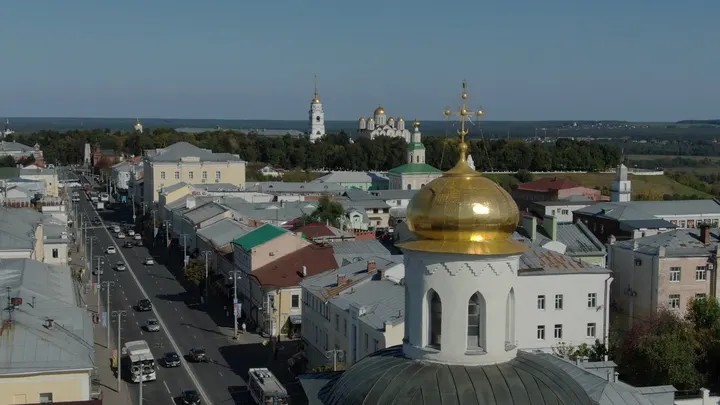 Владимир с золотым куполом православного храма и панорамой города