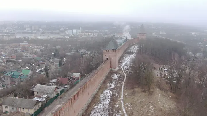 Смоленск с высоты: Смоленская крепостная стена в тумане