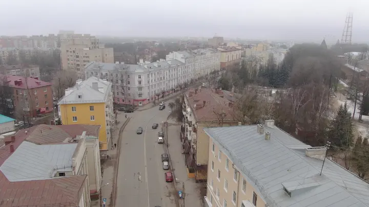 Смоленск с высоты: городская улица, парк и жилые кварталы