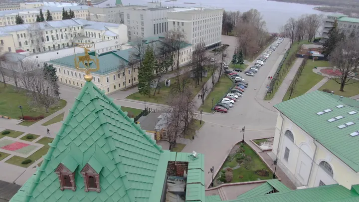 Нижний Новгород: Дмитриевская башня Нижегородского кремля с высоты
