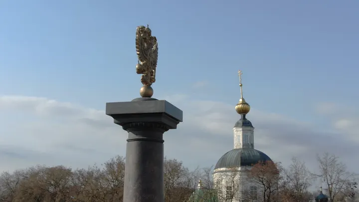 Вязьма, памятник Перновскому полку на фоне православного храма