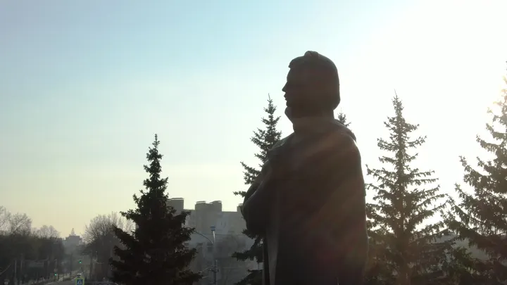 Малоярославец, памятник М. И. Кутузову среди хвойных деревьев