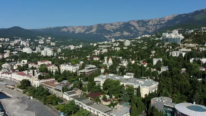 Крым, Ялта и гора Ай-Петри: панорама набережной с дрона