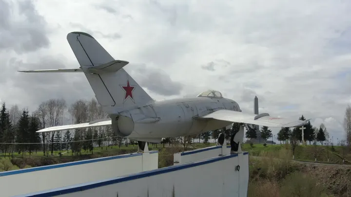 Самолёт-памятник в Ржеве, аэросъёмка с коптера