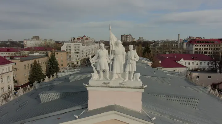 Брянск: аэросъёмка универмага с колоннадой и городской площадью