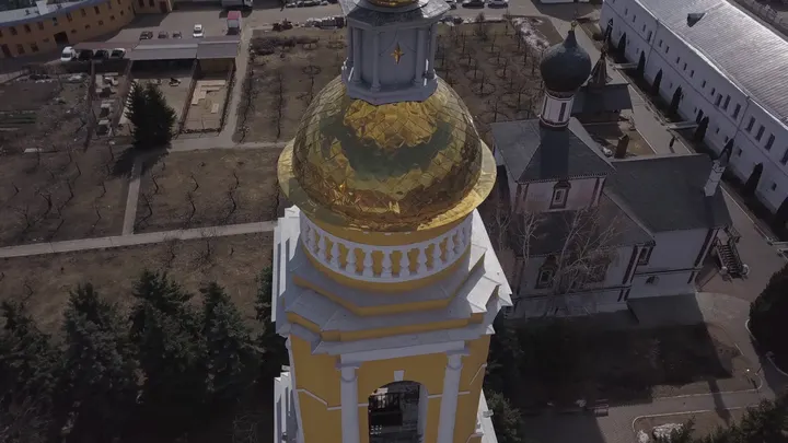 Коломна: Соборная колокольня Успенского собора с золотым куполом