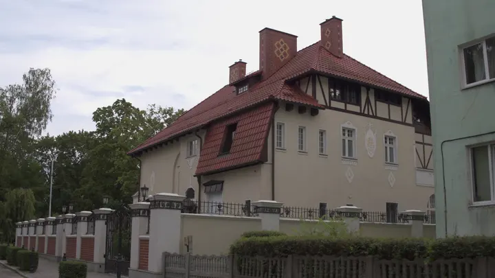 Калининград: фасад особняка с красной черепичной крышей