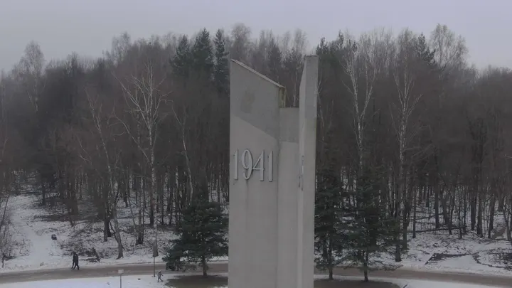 Военный мемориал среди заснеженных деревьев в Смоленске