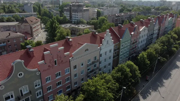 Калининград с высоты: разноцветная застройка вдоль улицы