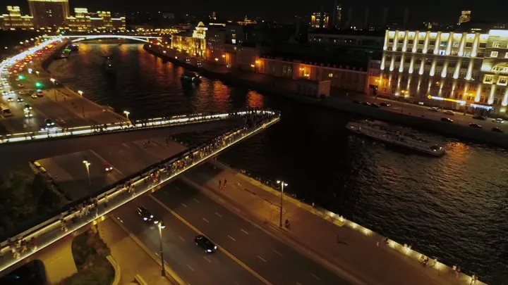 Москва: подсвеченный Парящий мост в парке «Зарядье»