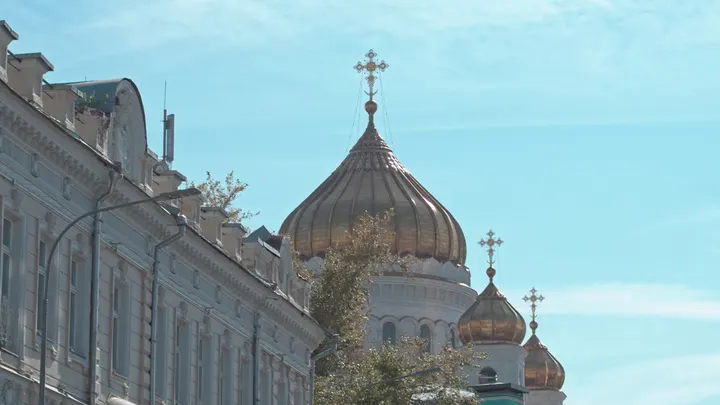 Москва, золотые купола православного храма крупным планом