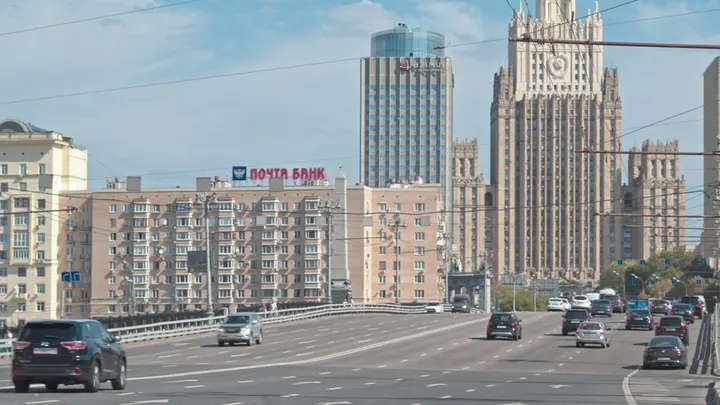 Москва, движение по магистрали на фоне сталинской высотки
