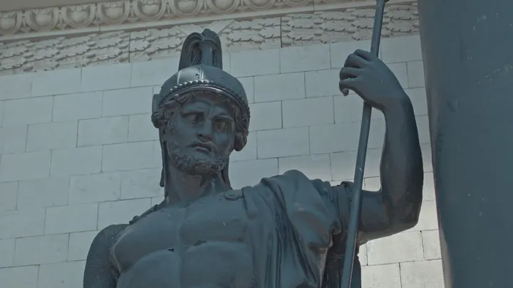 Москва: Бронзовая фасадная скульптура с колонной