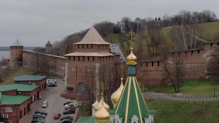 Нижний Новгород: Нижегородский кремль и купола храма с дрона