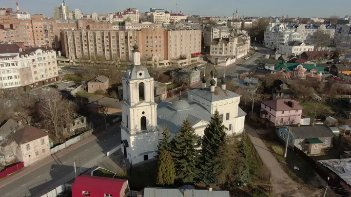 Калуга: Аэросъёмка церкви и жилых кварталов Калуги