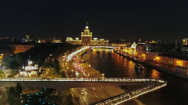 Москва ночью: Парящий мост в парке «Зарядье»