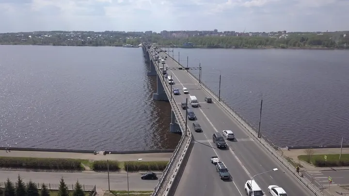 Кострома: Мост через Волгу с движением транспорта