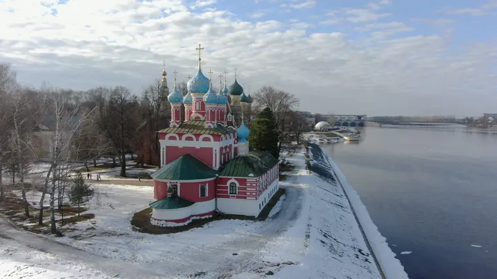 Церковь Димитрия на Крови на берегу Волги в Угличе зимой