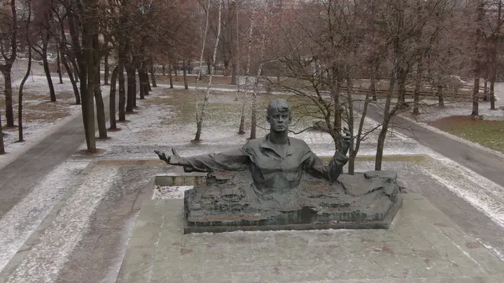 Рязань: памятник Олегу Рязанскому в зимнем парке