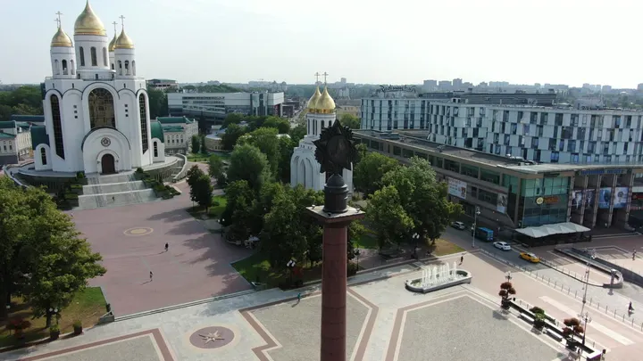 Калининград: Храм Христа Спасителя и колонна на площади