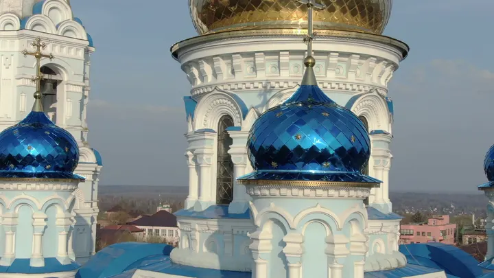 Малоярославец с высоты: золотой купол православного храма