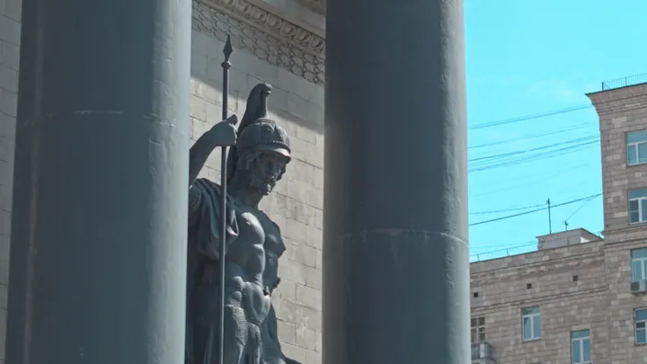 Москва: скульптура воина с копьём у колоннады