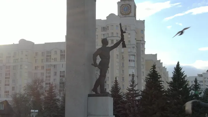 Брянск: Памятник-монумент воинской и партизанской славы