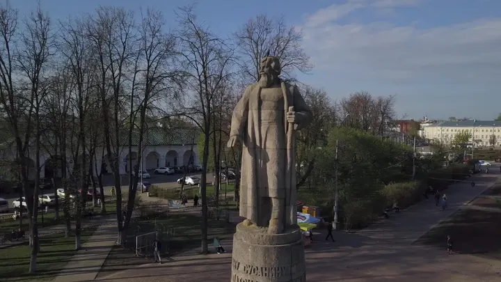 Кострома: Памятник Ивану Сусанину в Костроме с видом на город