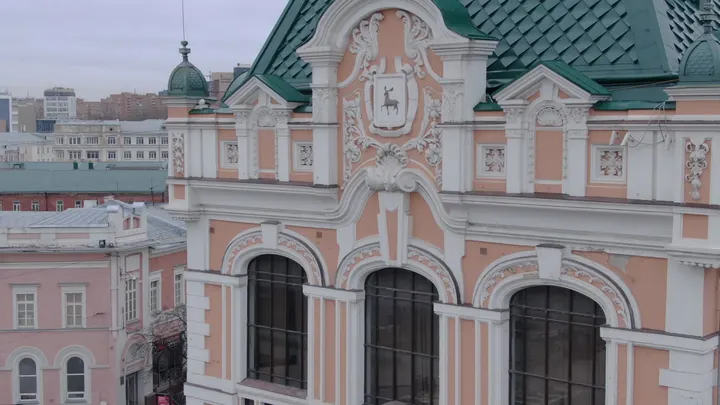 Нижний Новгород, Большая Покровская улица и фасад с лепниной