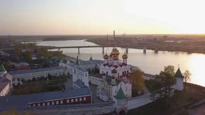 Кострома: Свято-Троицкий Ипатьевский монастырь на закате